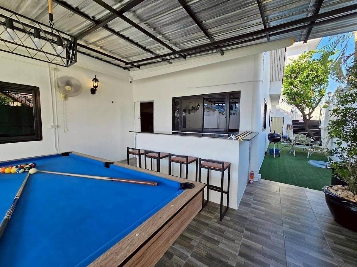 วิลล่า 4 Bedroom 2km From Walking Street Pattaya