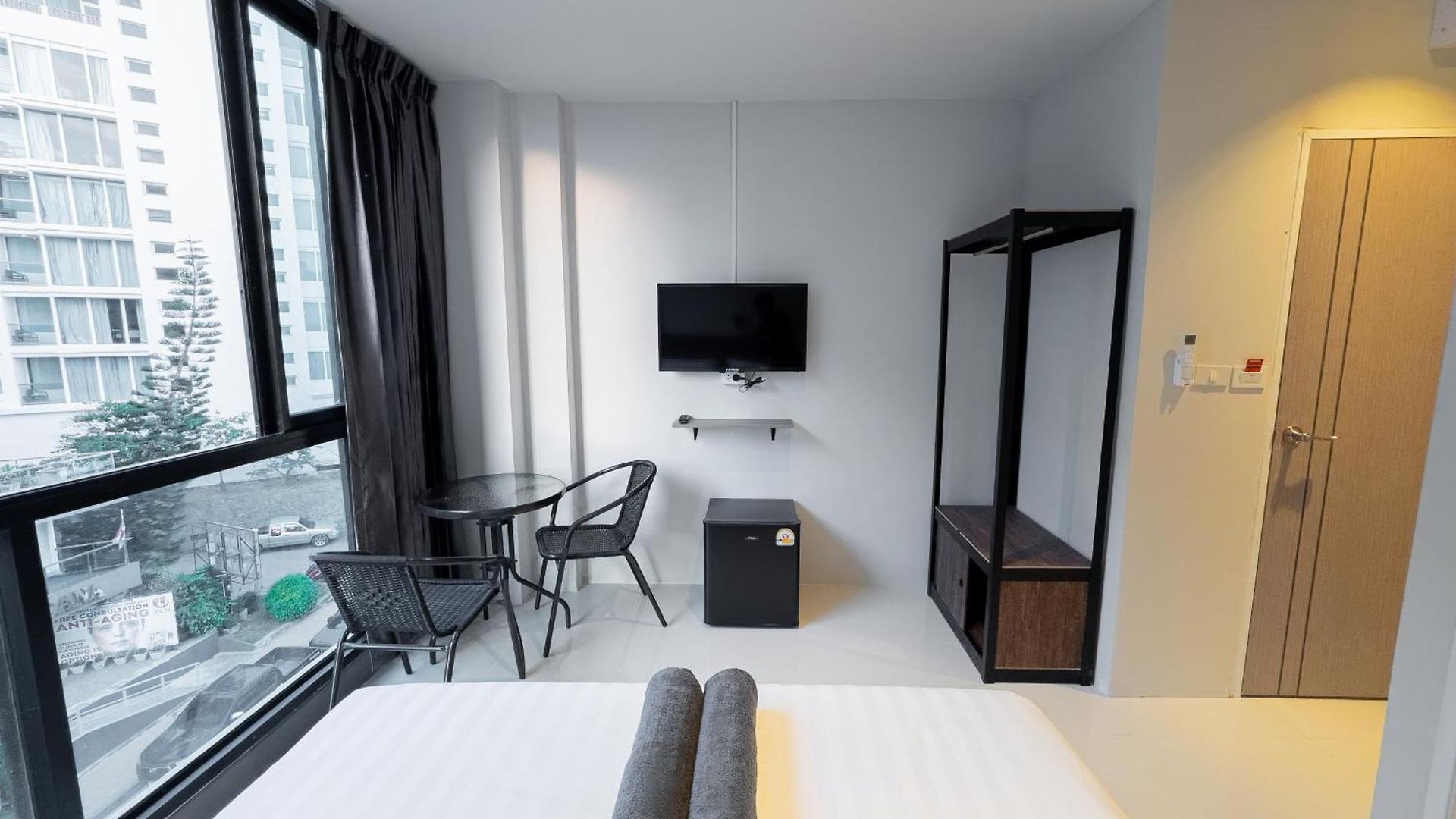 On The Six Pratamnak Aparthotel