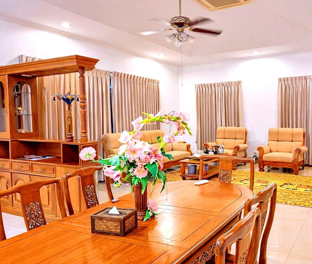 5br Pool Sleeps 10 Villa Pattaya