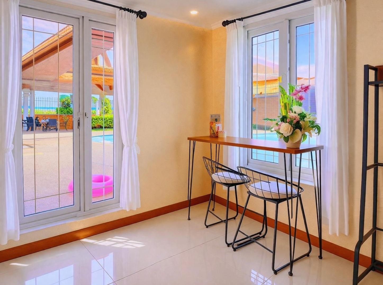 5br Pool Sleeps 10 Villa