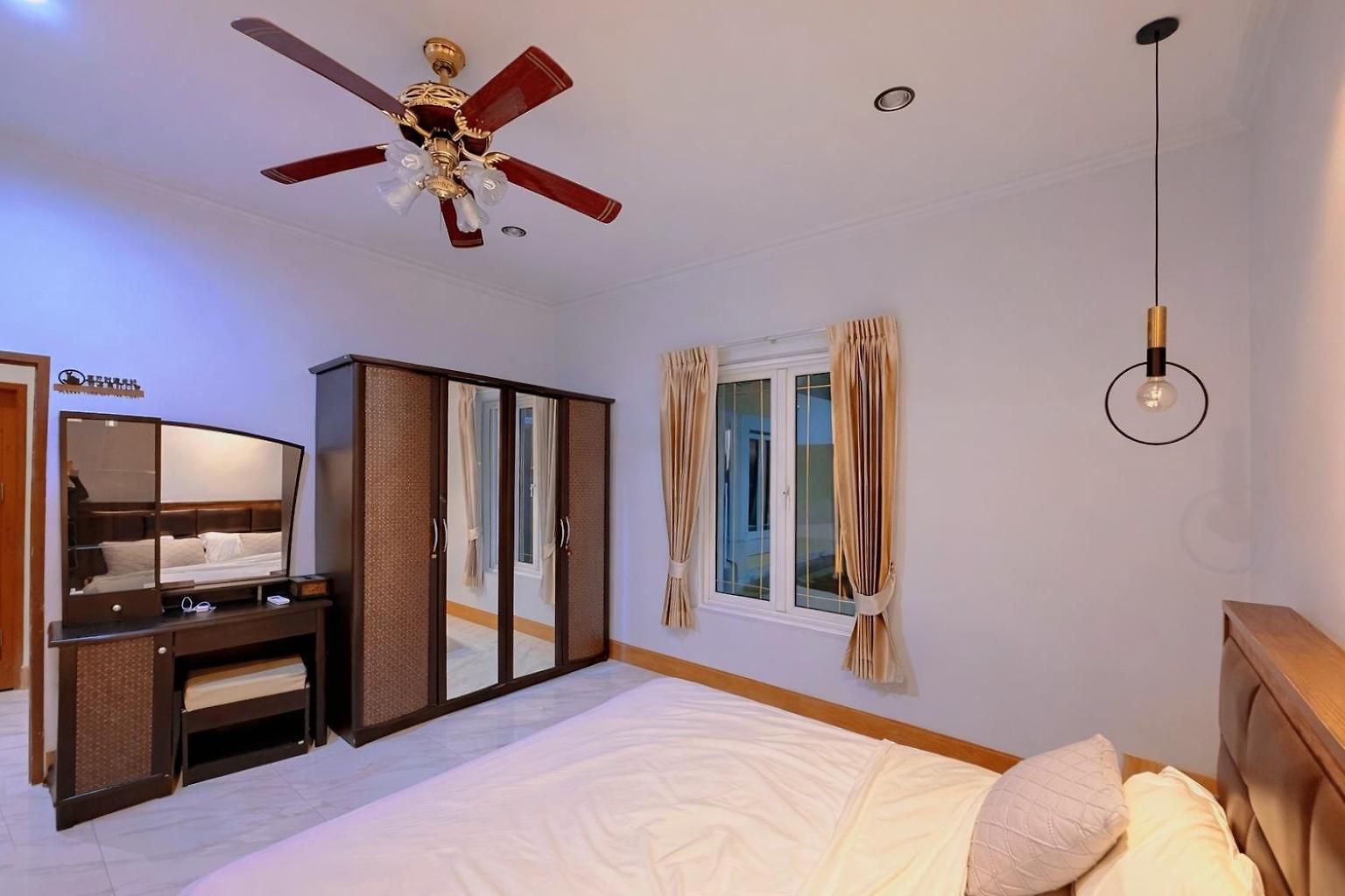 5br Pool Sleeps 10 *