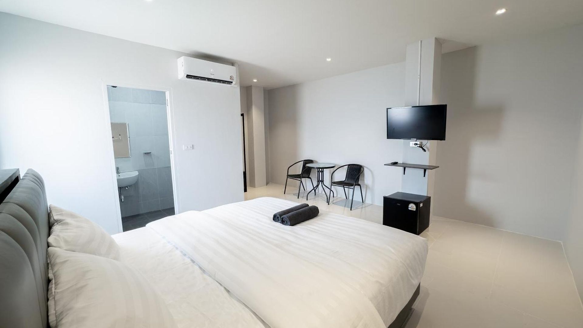 On The Six Pratamnak Aparthotel