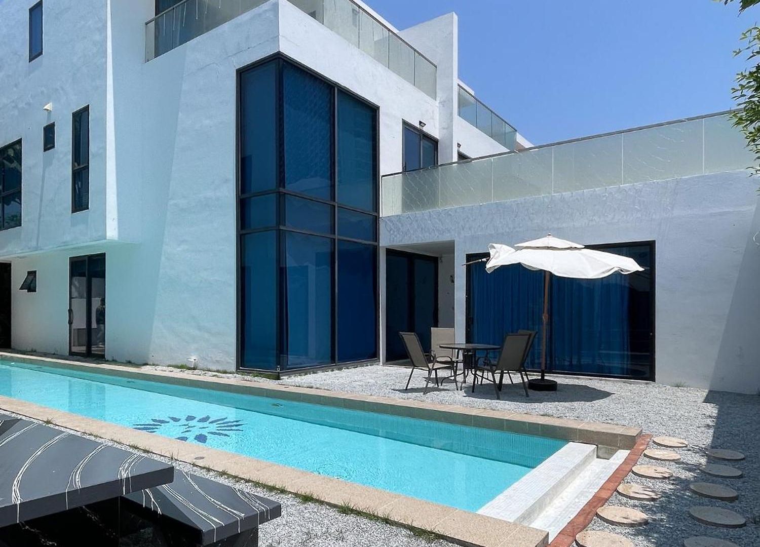 Magnitude 8 Bedroom In Palm Spring