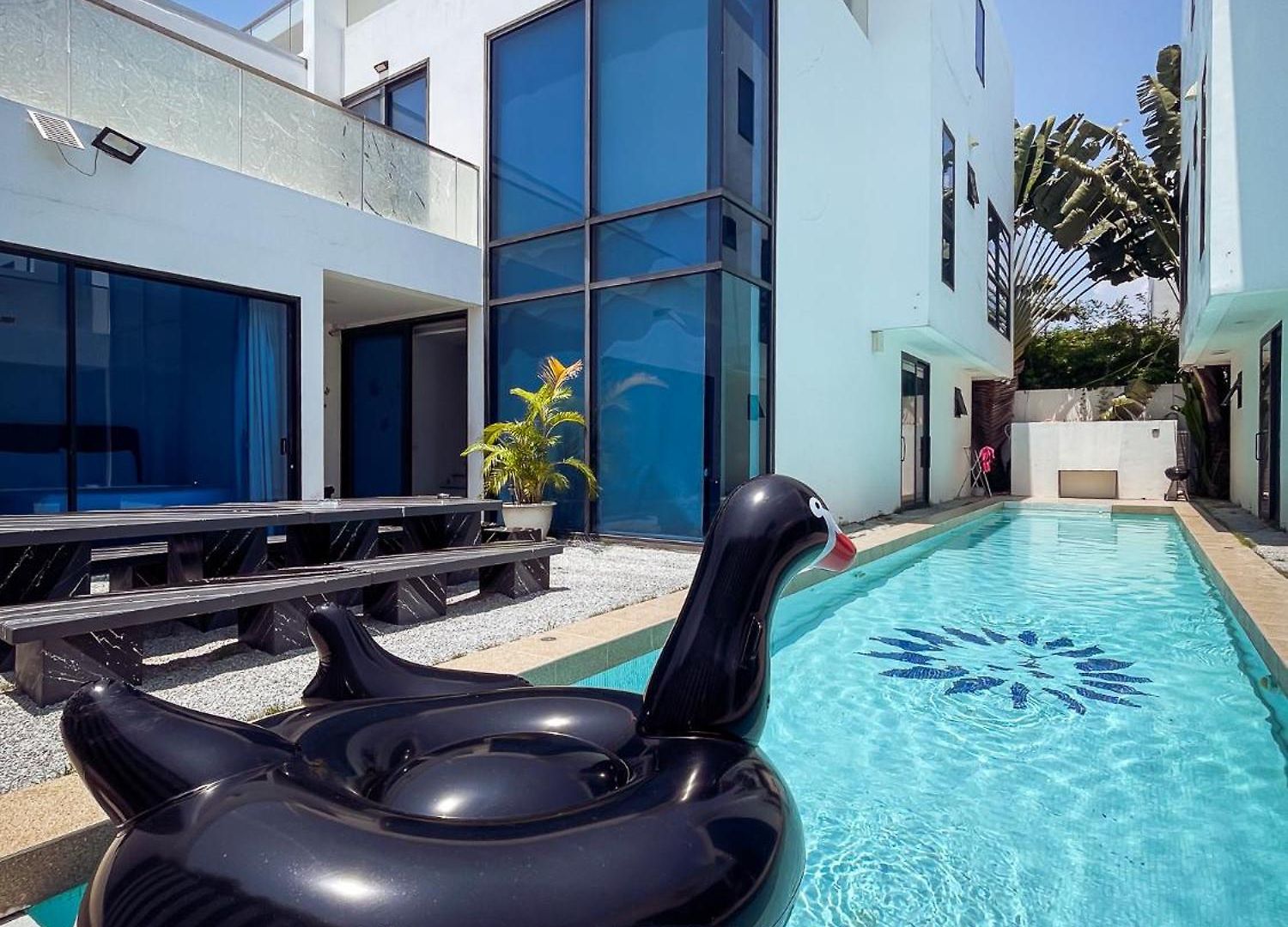 Magnitude 8 Bedroom In Palm Spring Apartment *