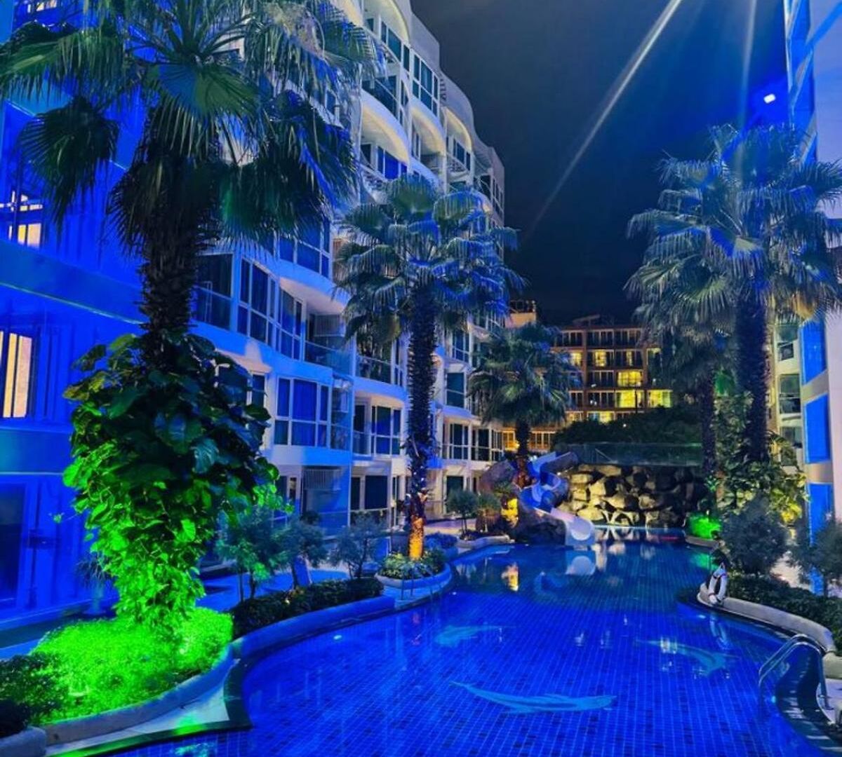 Apartment New! Pool View & Grand Avenue &
