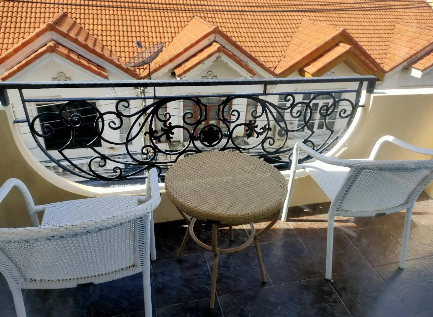 Spacious Serviced In Apartment *