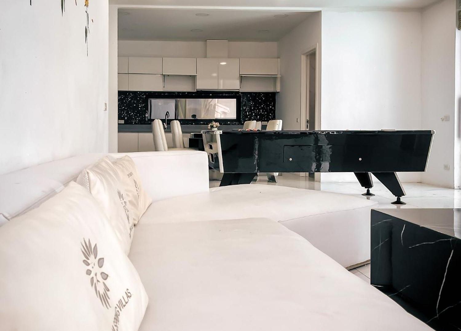 Magnitude 8 Bedroom In Palm Spring Apartment Pattaya