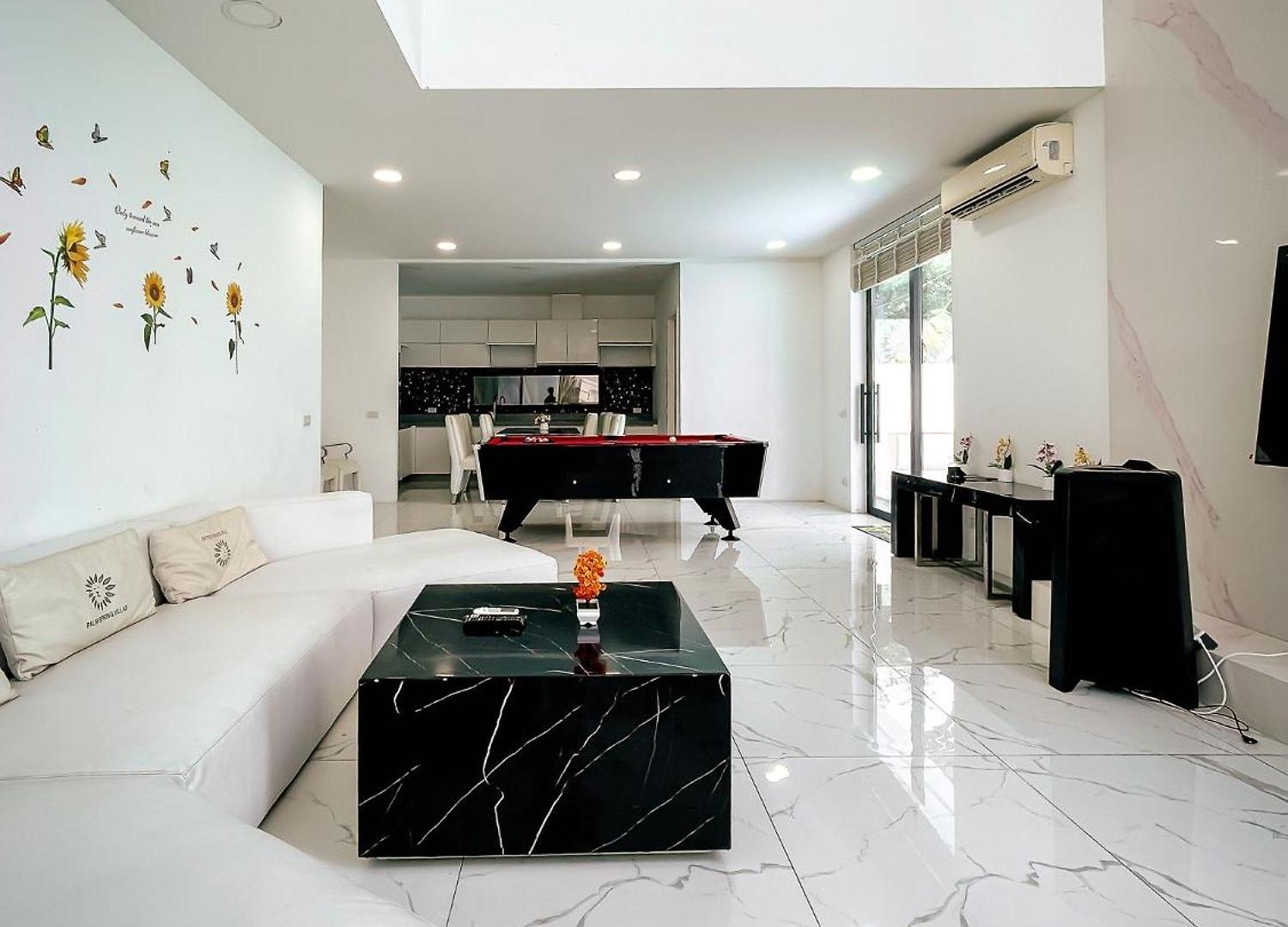 Magnitude 8 Bedroom In Palm Spring Apartment
