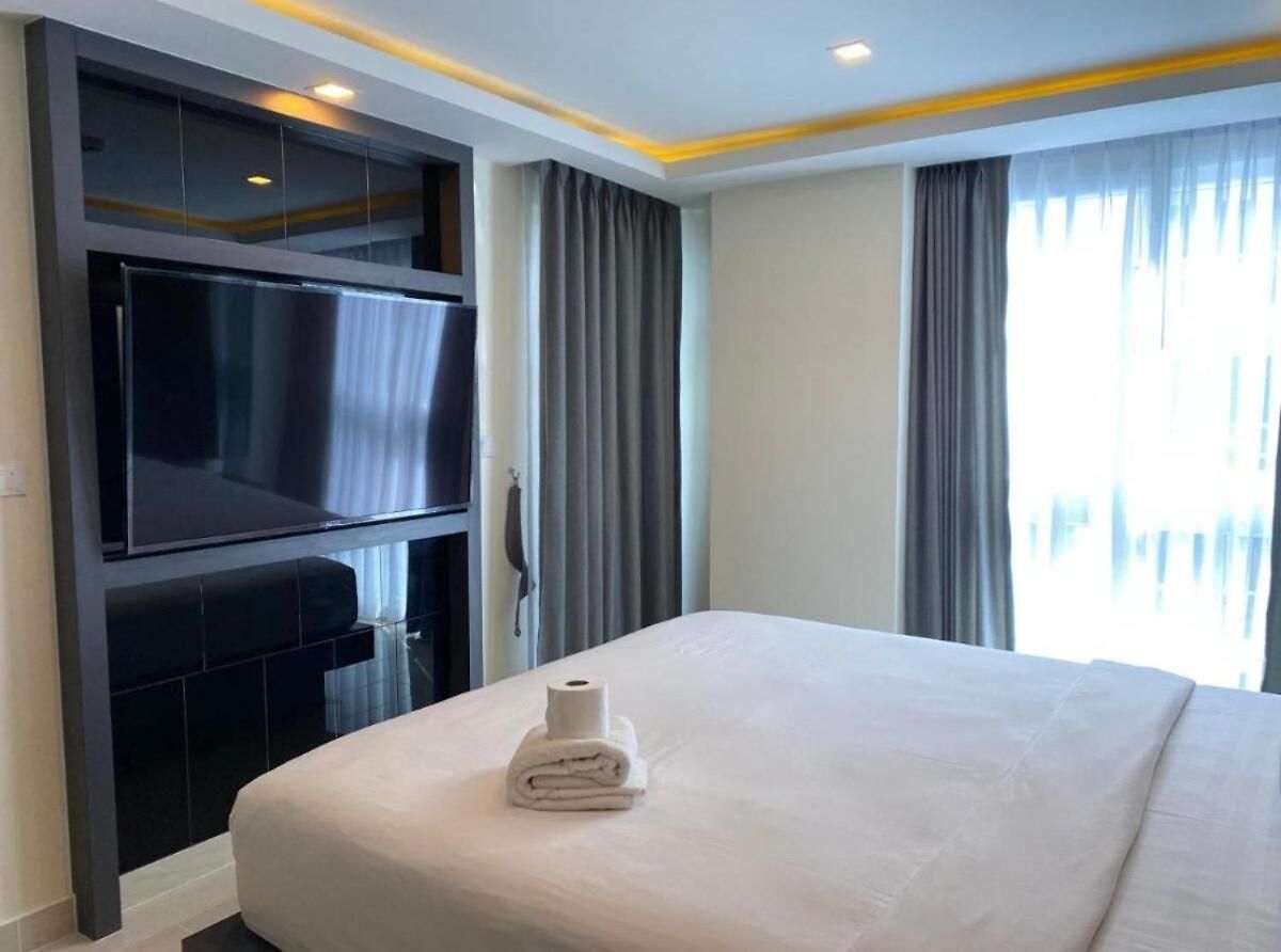 Apartment New! Pool View & Grand Avenue & *