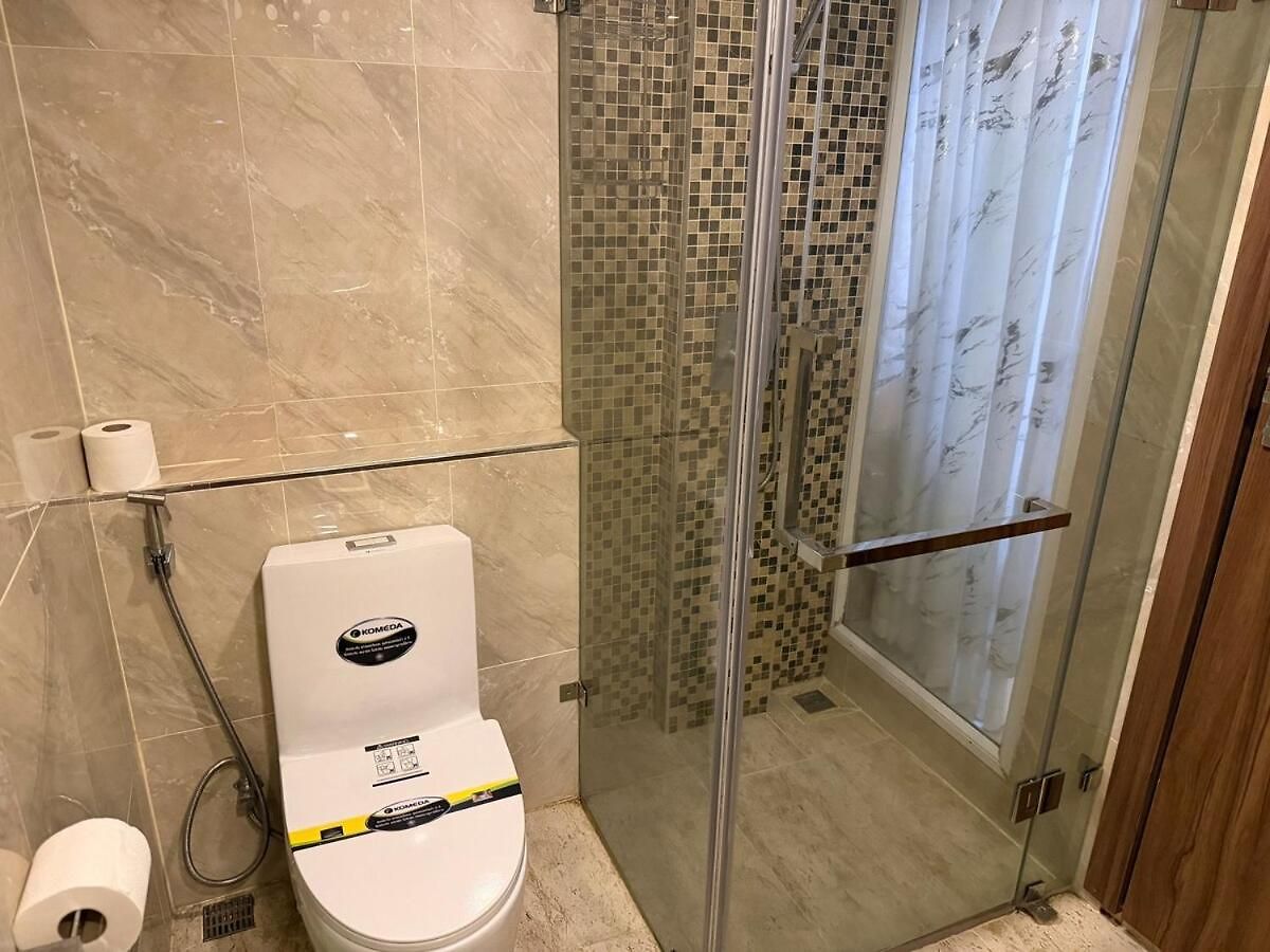 Grand Avenue - - New Apartment *
