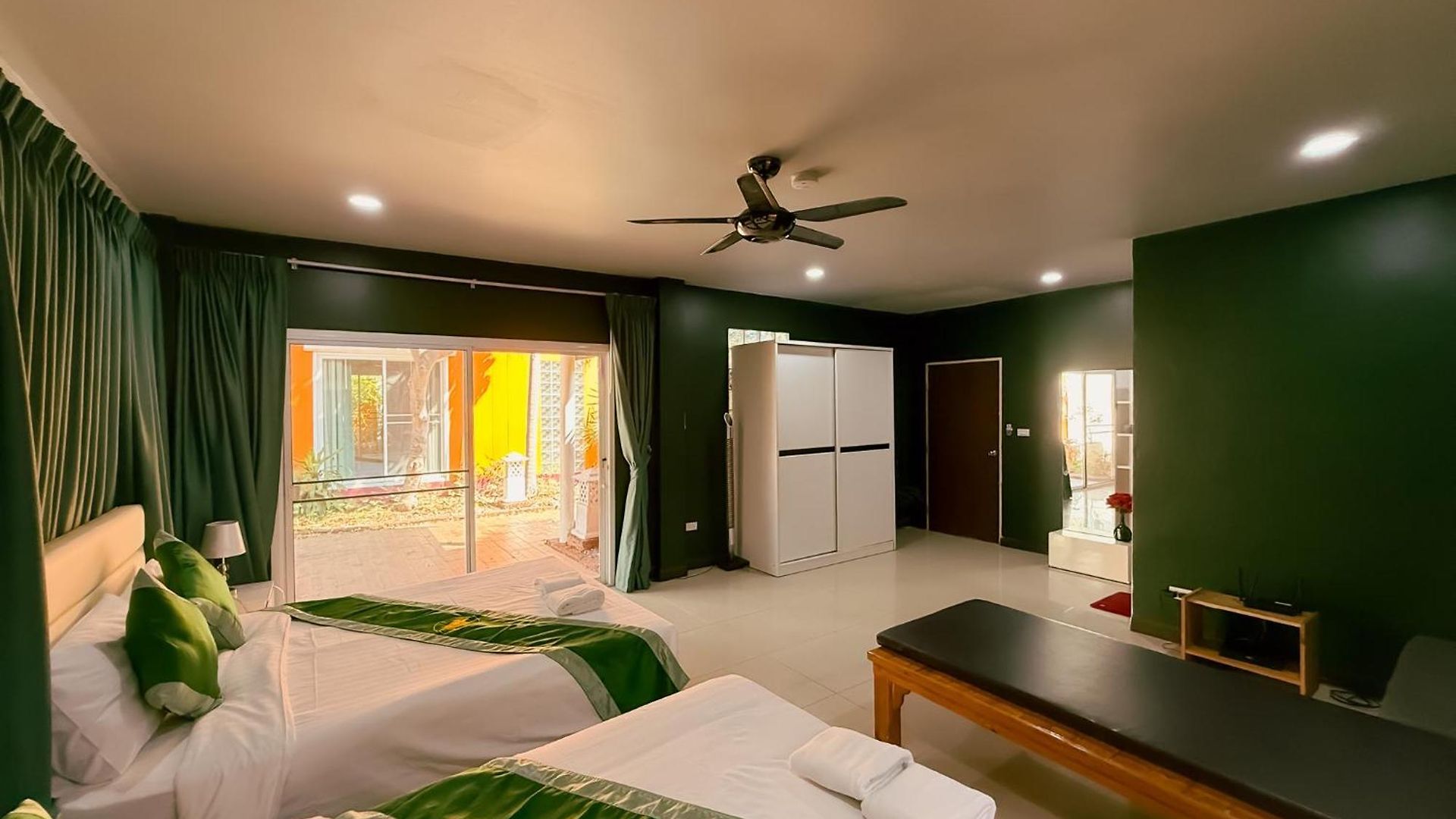 Magnitude 6 Bedroom In Pratumnak Apartment