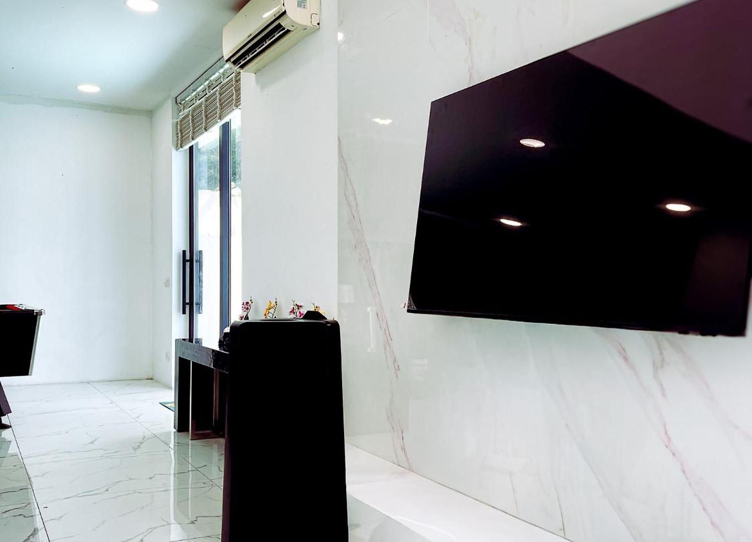 Magnitude 8 Bedroom In Palm Spring Apartment