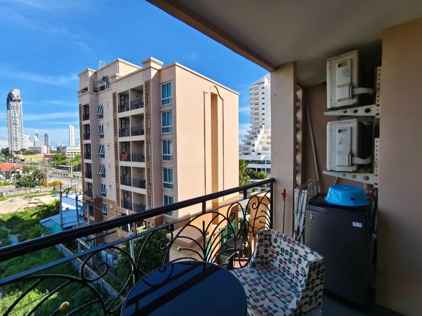 Atlantis 1 Bedroom With Balcony, Pool & Gym Pattaya
