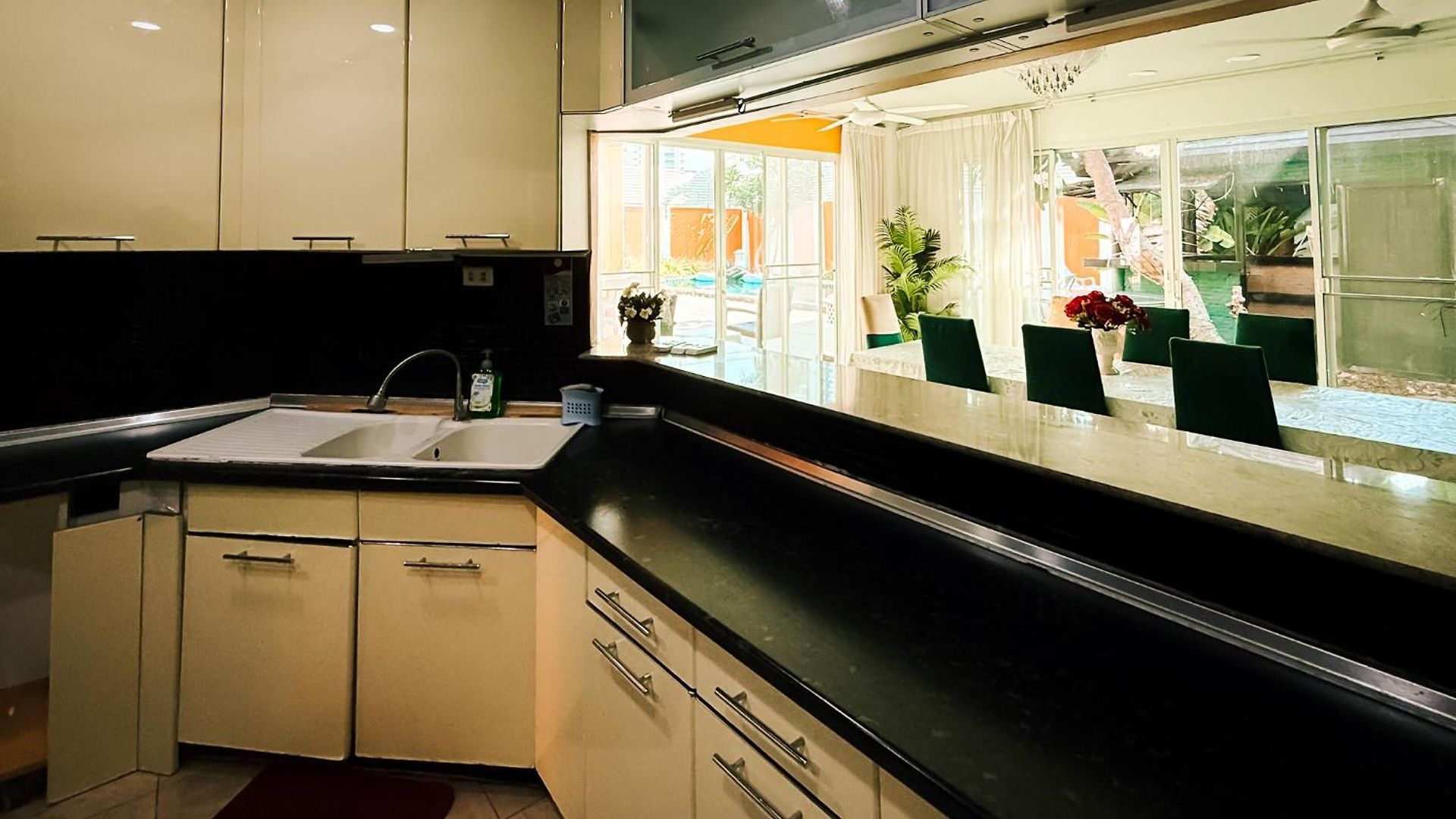 Magnitude 6 Bedroom In Pratumnak Apartment *