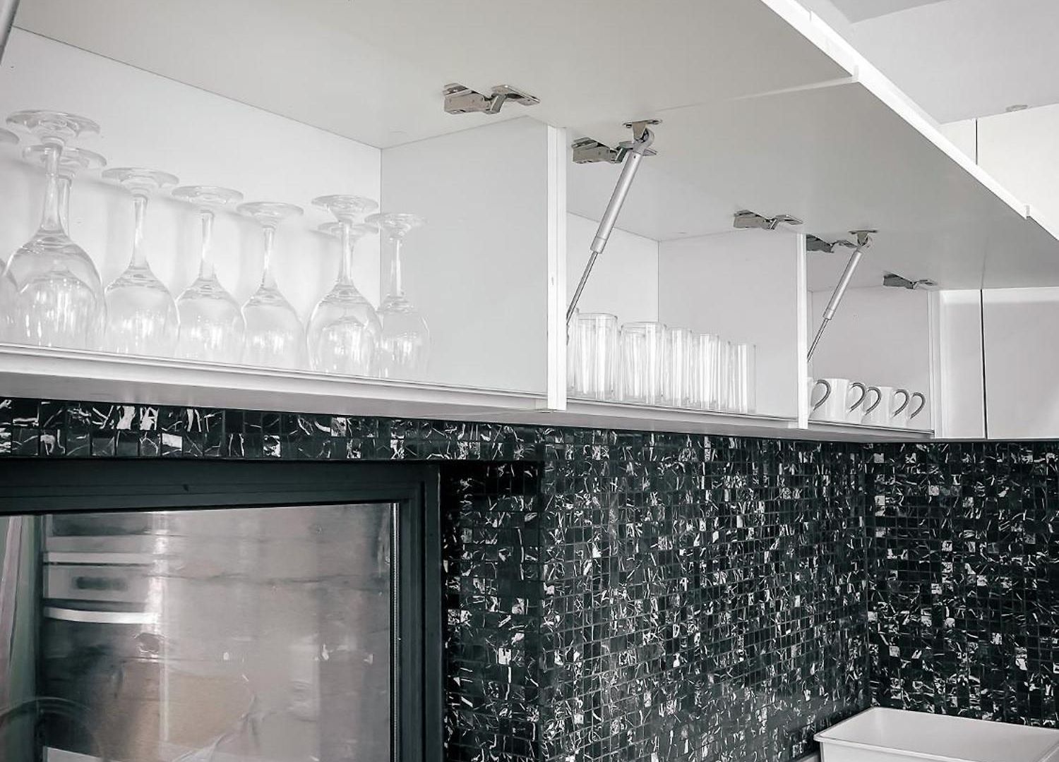 Magnitude 8 Bedroom In Palm Spring Apartment *