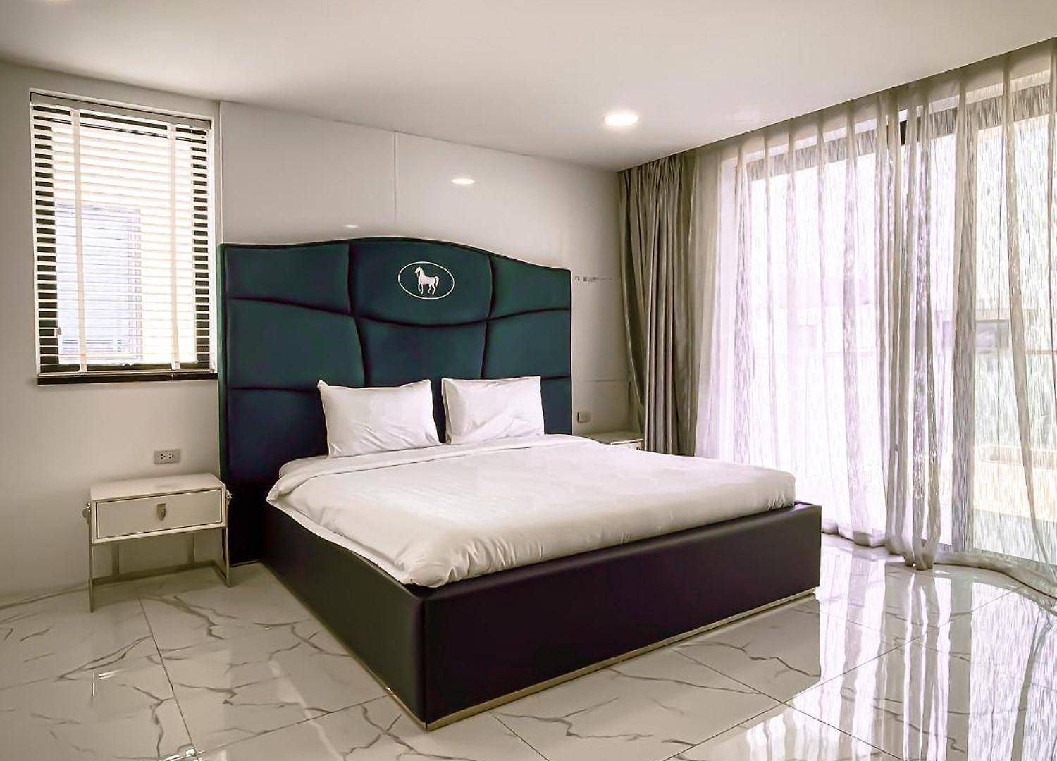 Magnitude 8 Bedroom In Palm Spring
