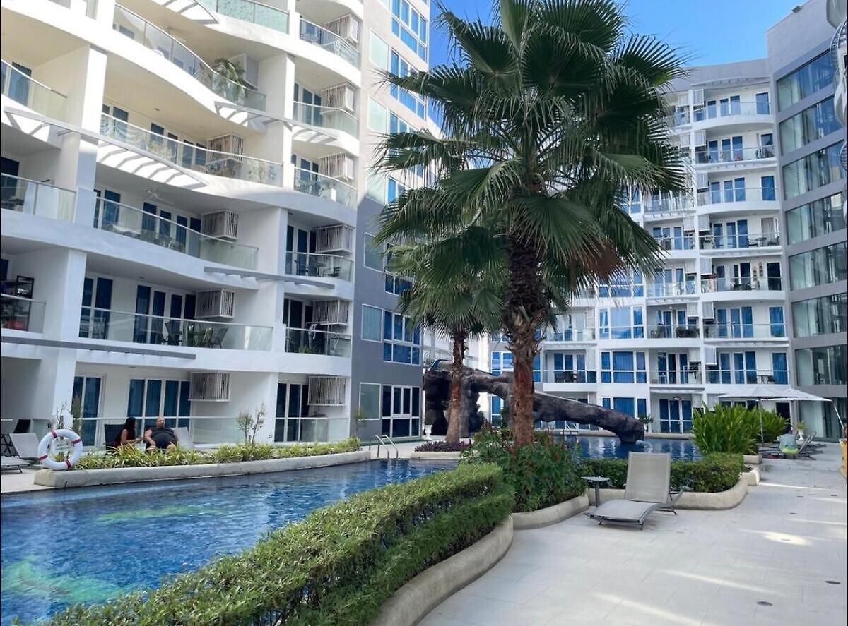 Apartment New! Pool View & Grand Avenue &