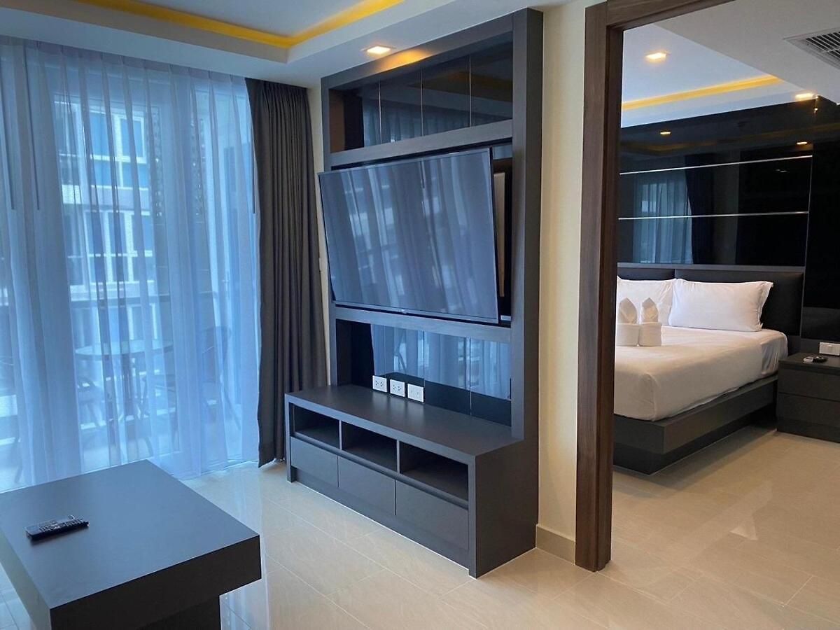 Apartment New! Pool View & Grand Avenue & *