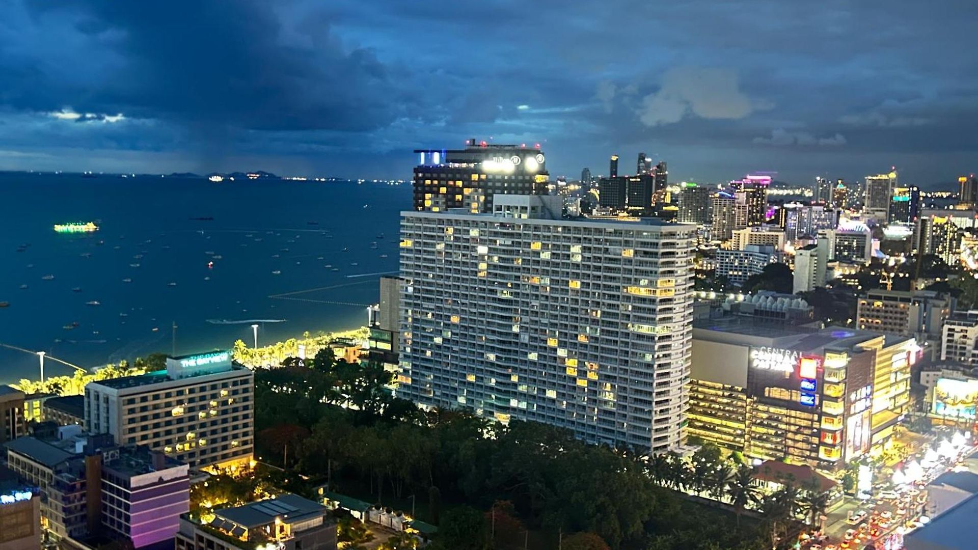 The Base Seaview * Pattaya
