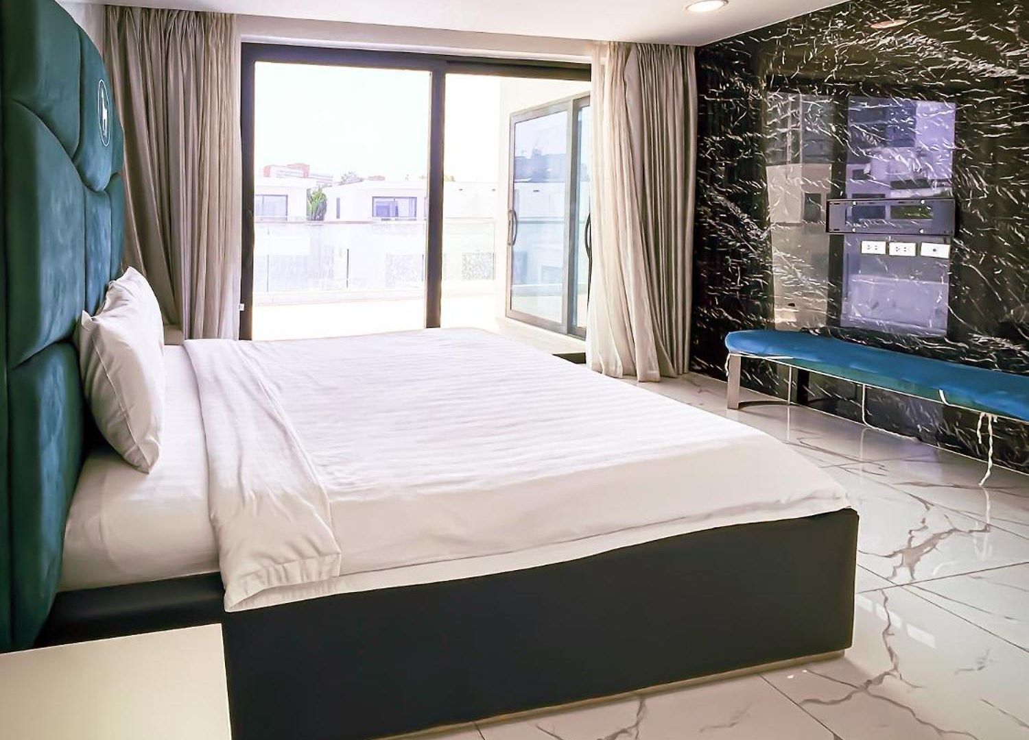Magnitude 8 Bedroom In Palm Spring