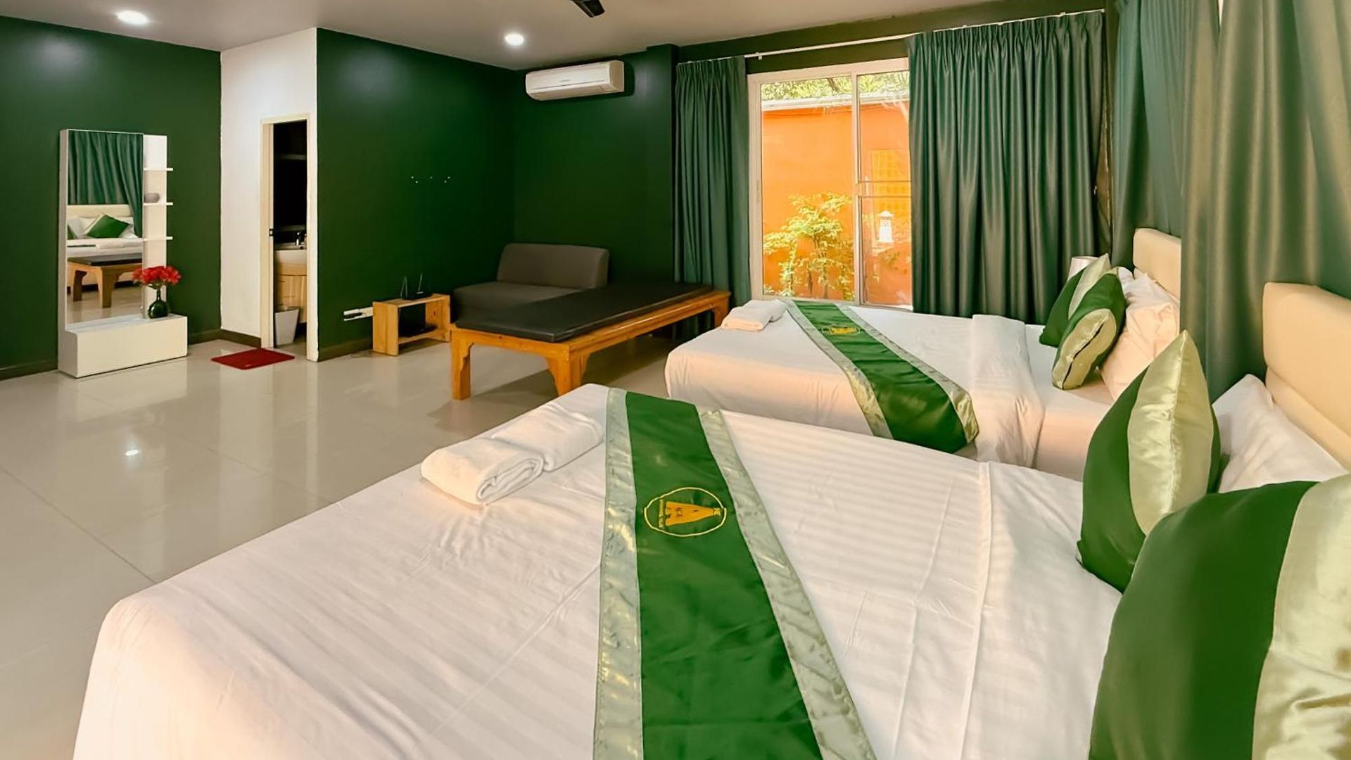 Magnitude 6 Bedroom In Pratumnak Apartment Pattaya