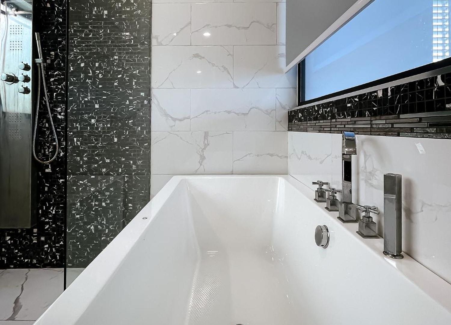 Magnitude 8 Bedroom In Palm Spring Apartment *