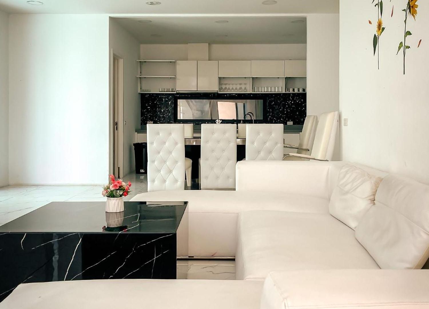 Magnitude 8 Bedroom In Palm Spring Apartment *