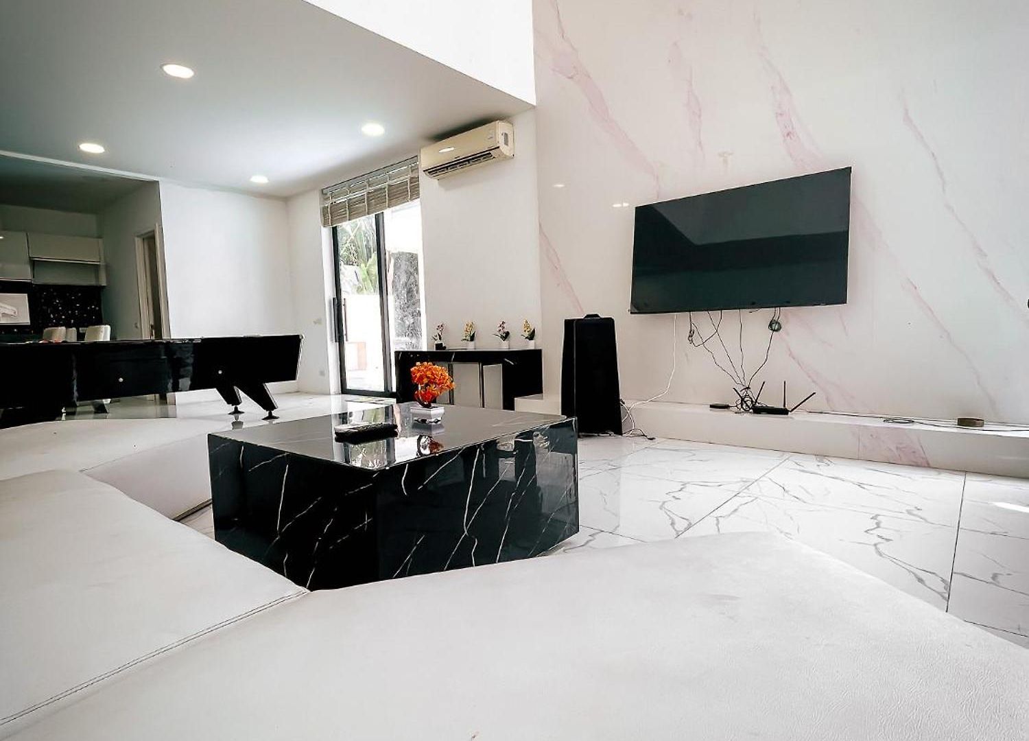 Magnitude 8 Bedroom In Palm Spring *
