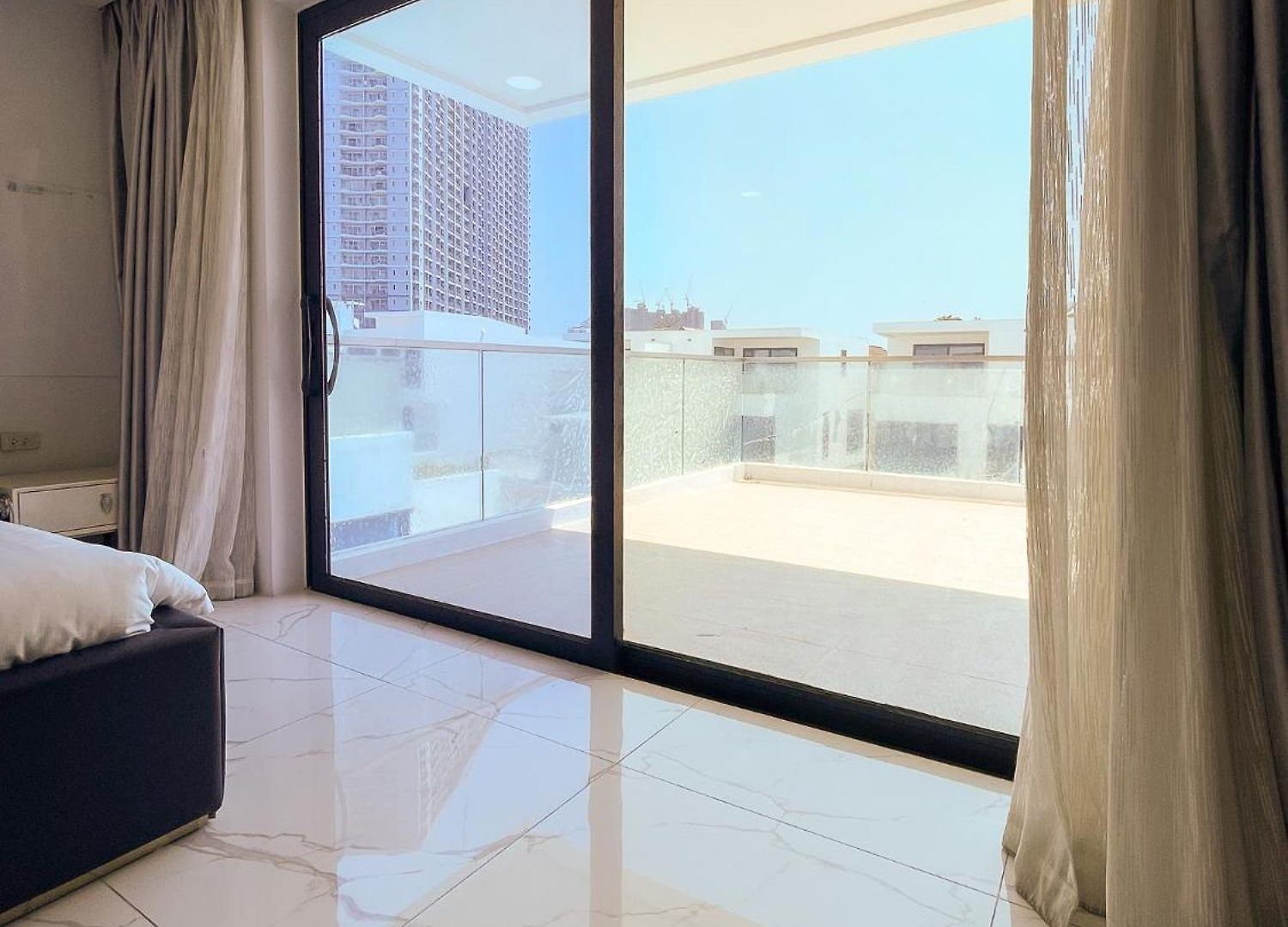 Magnitude 8 Bedroom In Palm Spring Apartment Pattaya