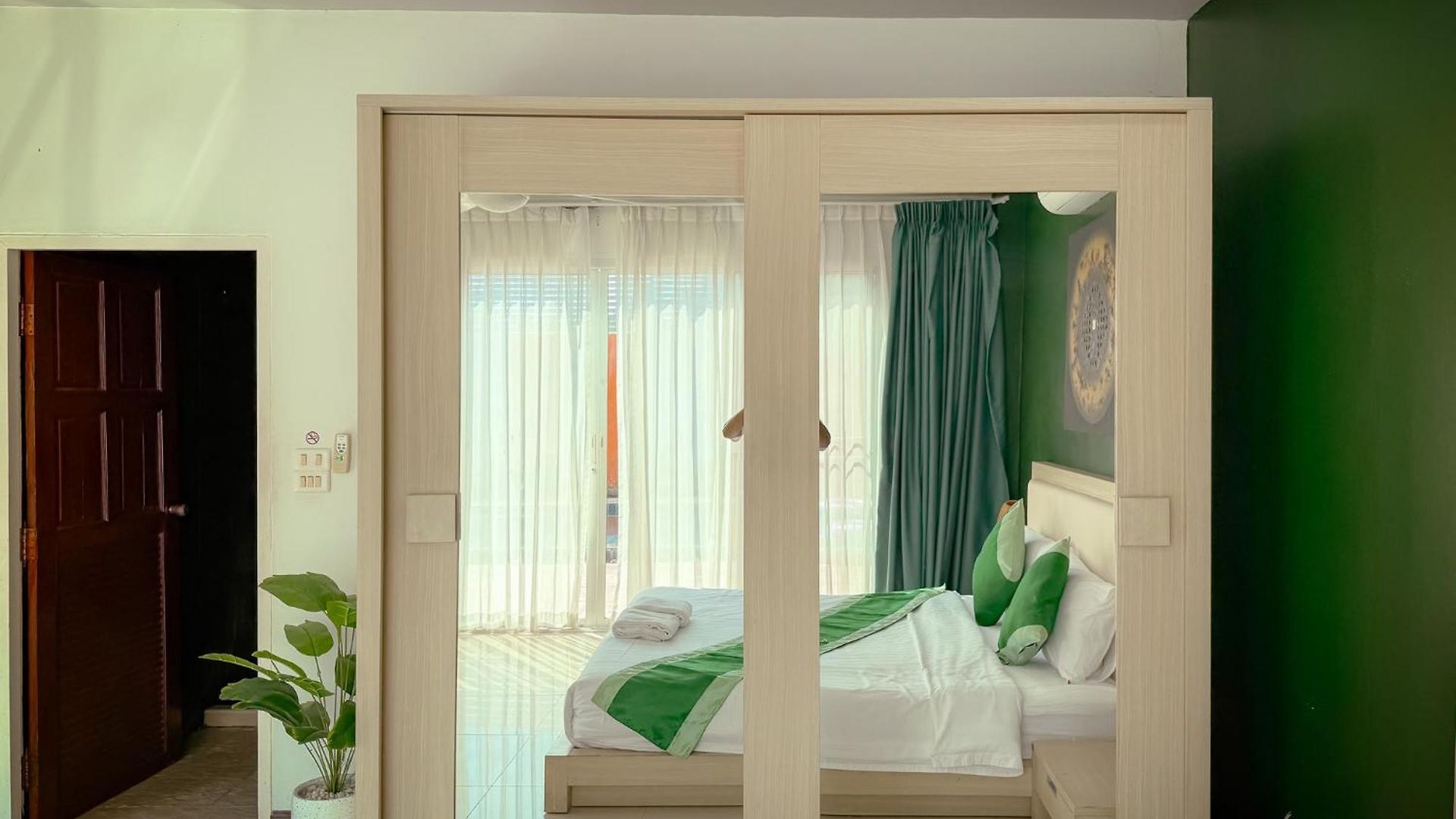 Magnitude 6 Bedroom In Pratumnak Apartment *