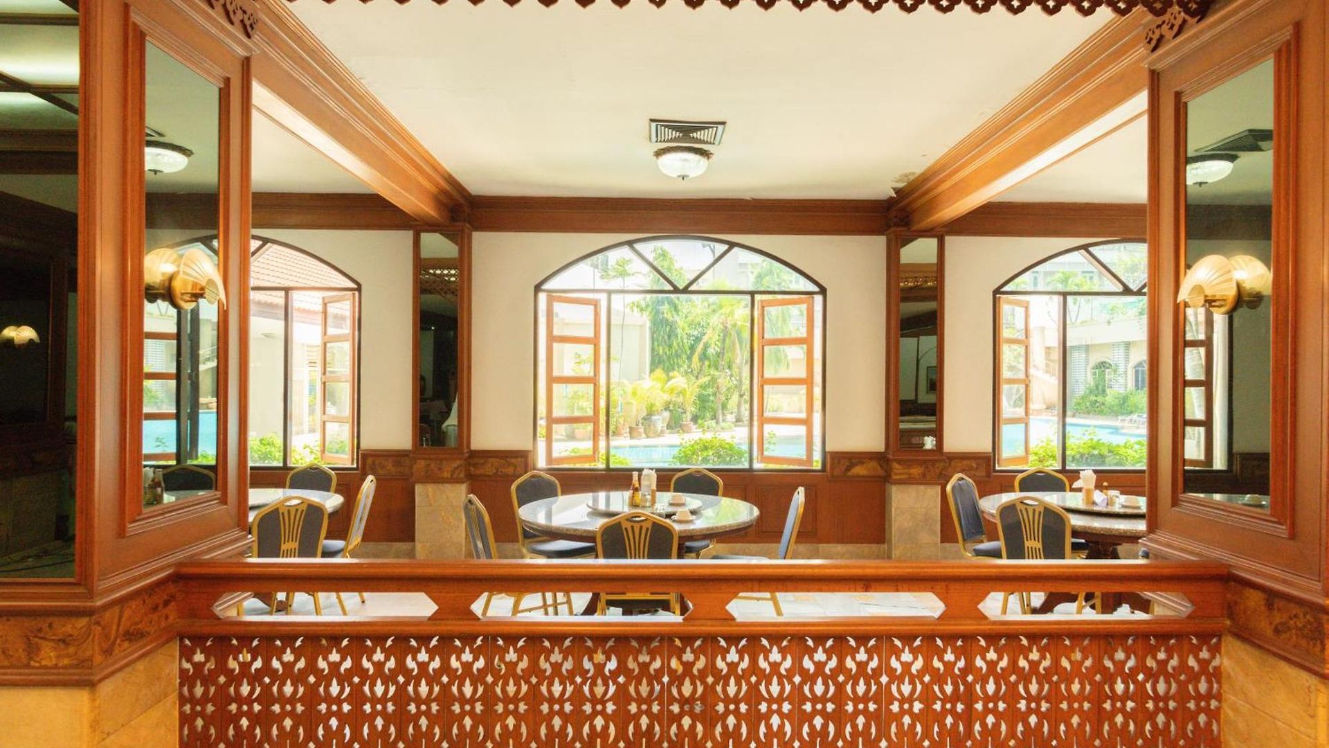 รายัล ทวินส์ พาเลซ โรงแรม 4*