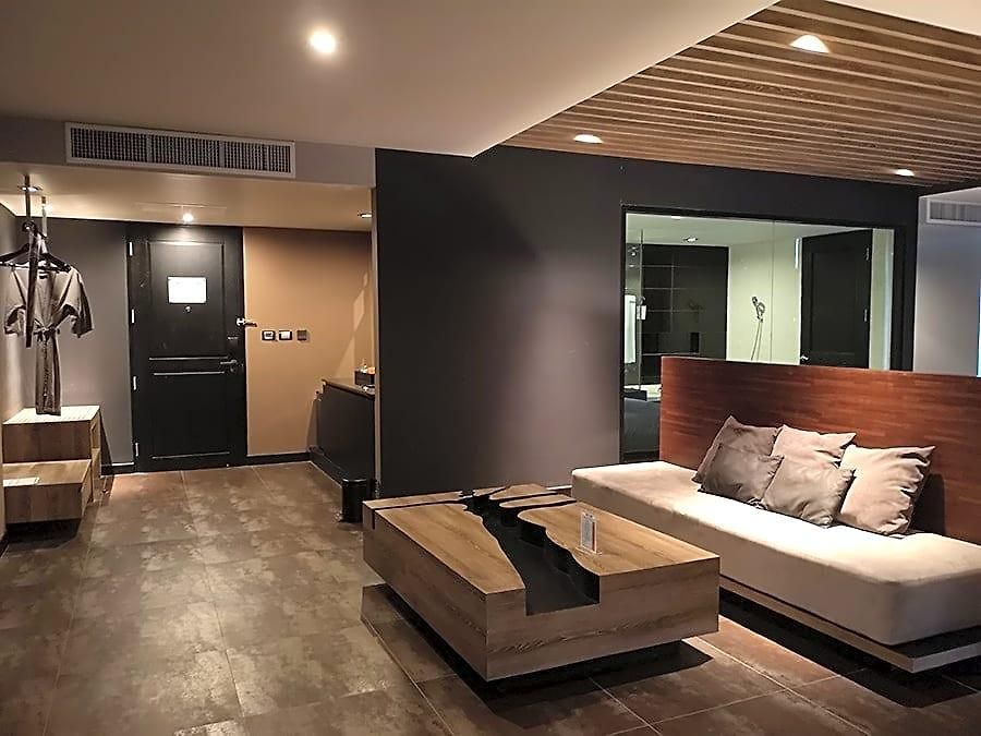 Tsix5 Quarter โรงแรม
