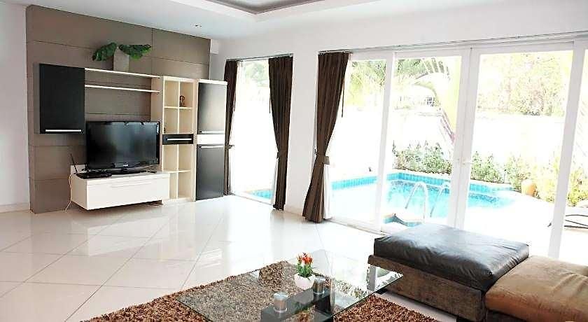 Hidden Palm Pool