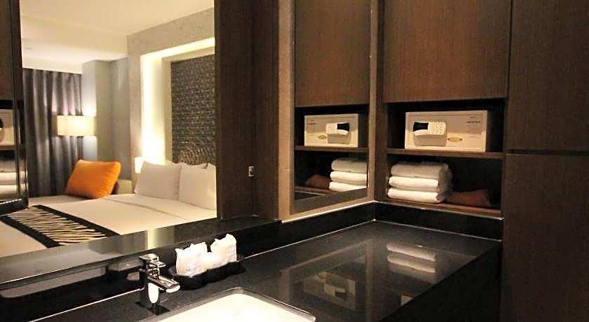 Season Five Hotel 4*