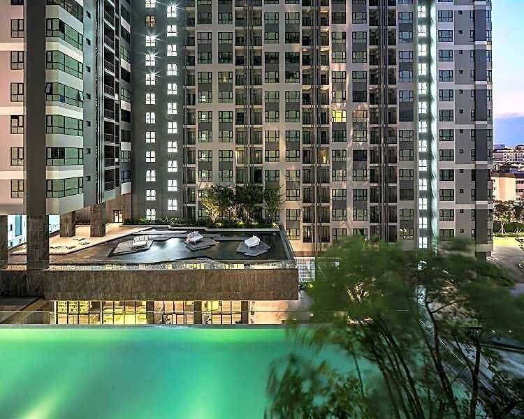 โรงแรม The Base By Fiona