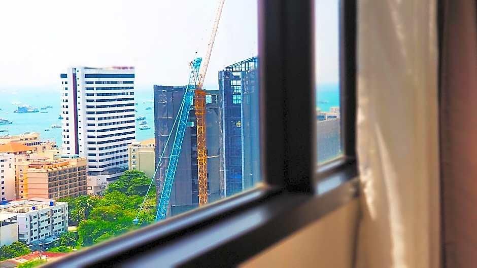 โรงแรม The Base By Fiona Pattaya