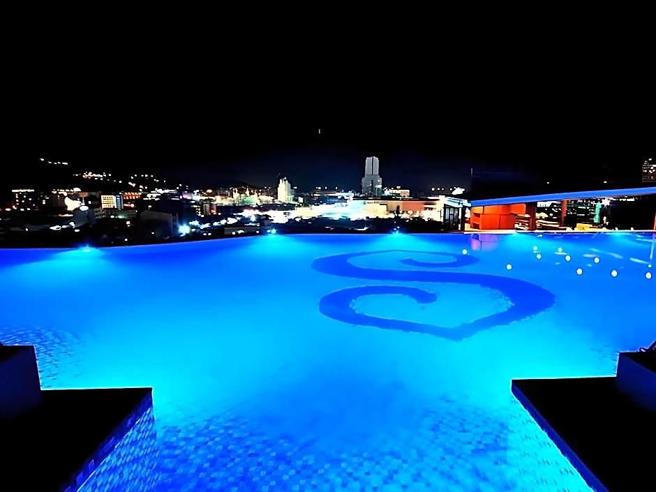 นริส อาร์ท โฮเทล โรงแรม 3*