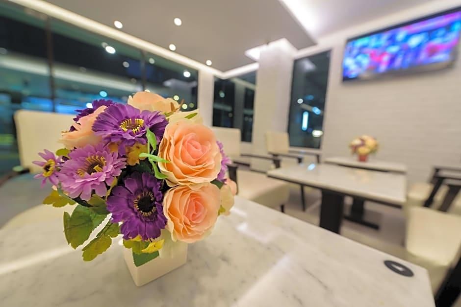 Deep Blue Z10 โรงแรม Pattaya