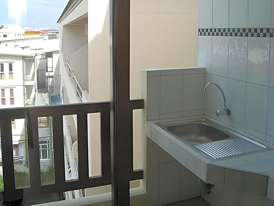 โรงแรม Nikom Court 2*
