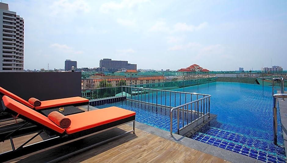 โรงแรม โนวา เอ็กซ์เพรส โฮเทล