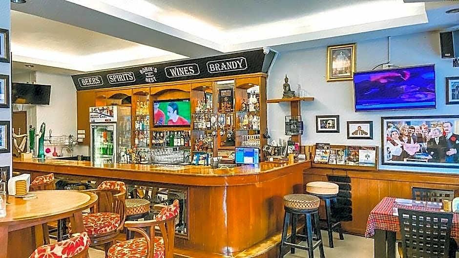 Robin's Nest & Restaurant Guest house *