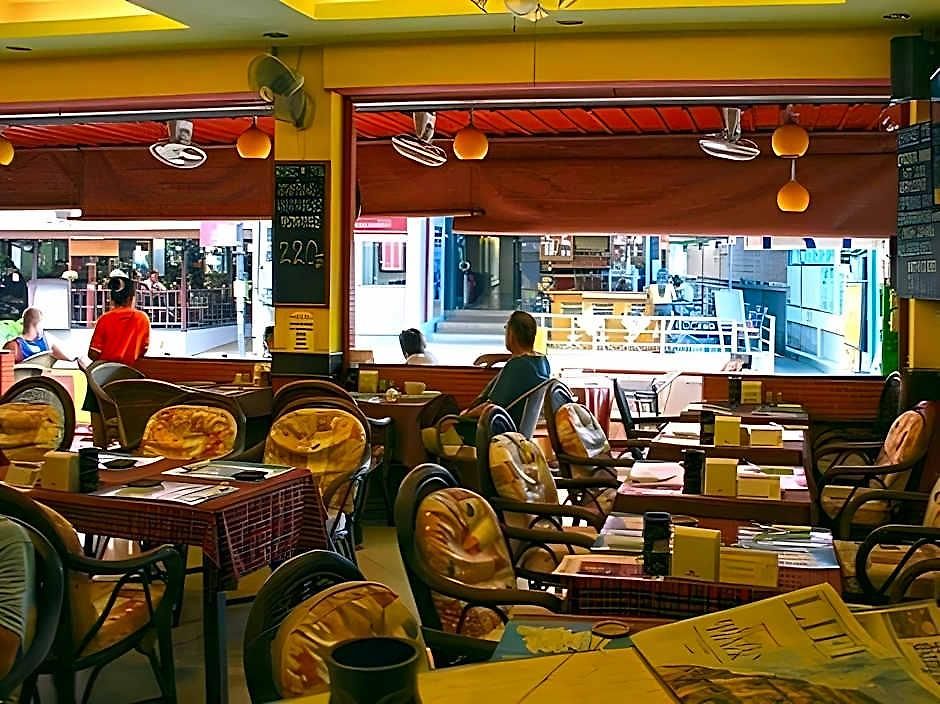 Robin's Nest & Restaurant Guest house *