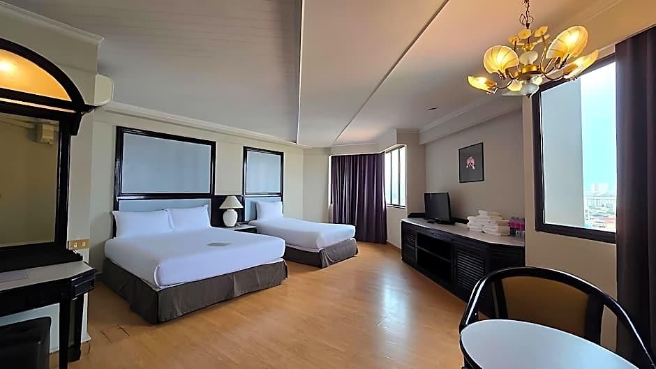 First Pacific Cirrus โรงแรม Pattaya