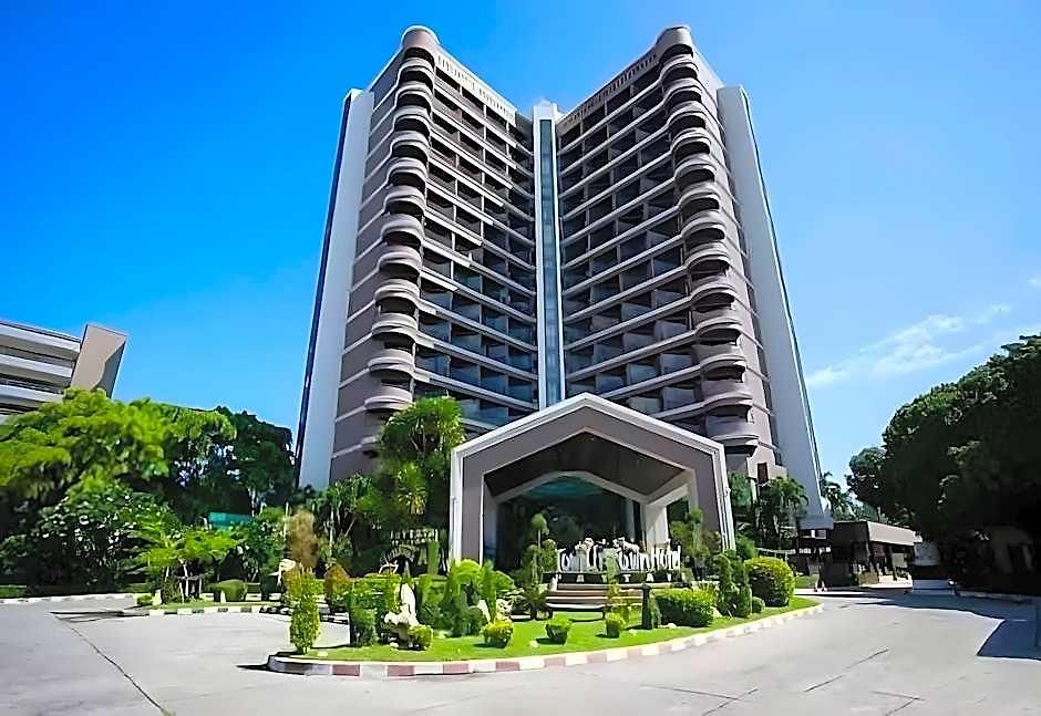 โรงแรม First Pacific Cirrus 4*