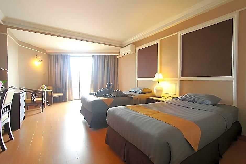 First Pacific Cirrus โรงแรม