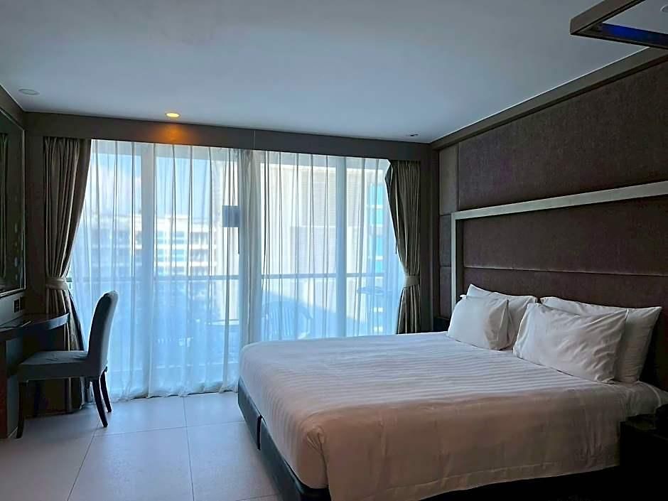 โรงแรม Azure 4*