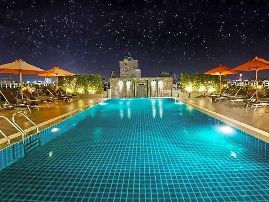 โรงแรม Adelphi 4*