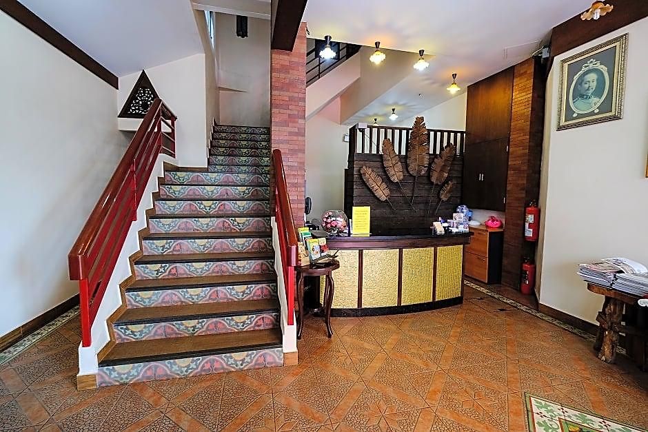 Inn The Red Balcony