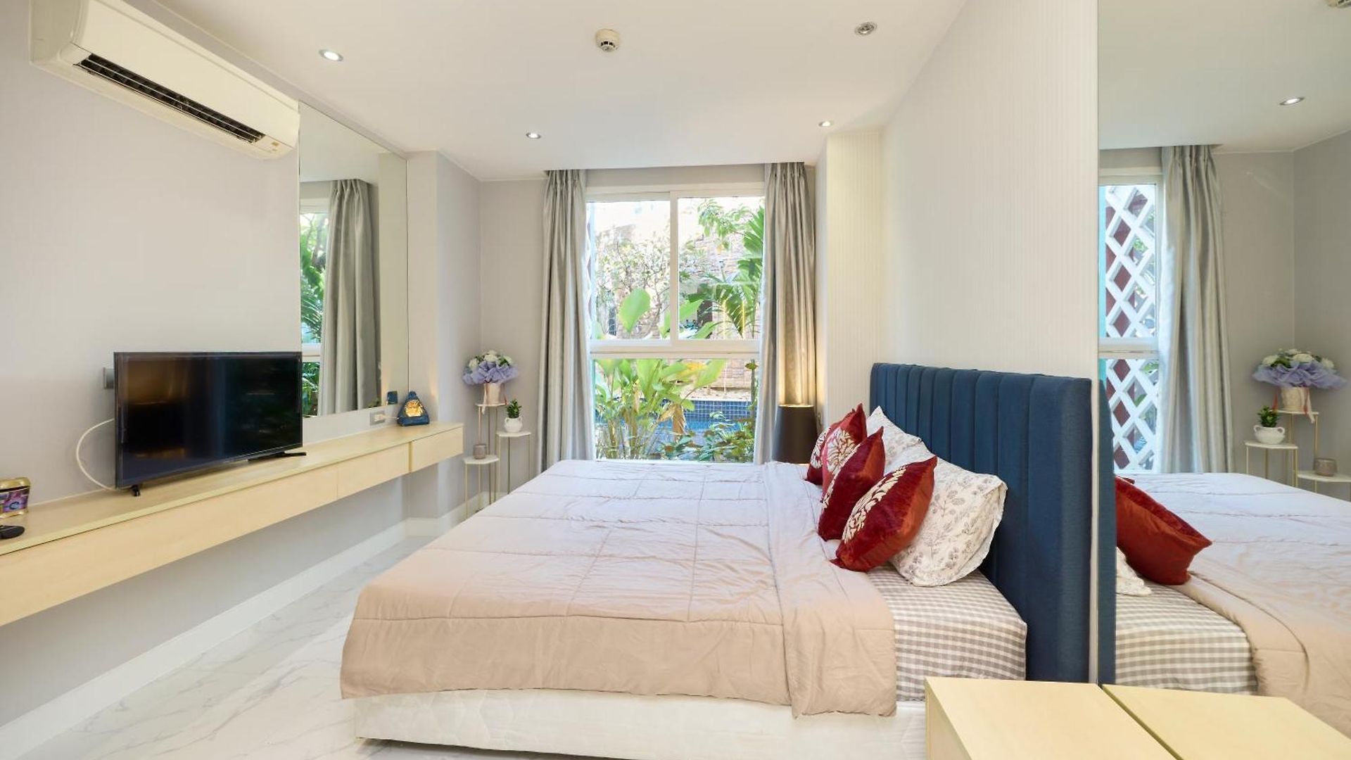 Grande Carribean Jomtien Pool View Sea View Apartment