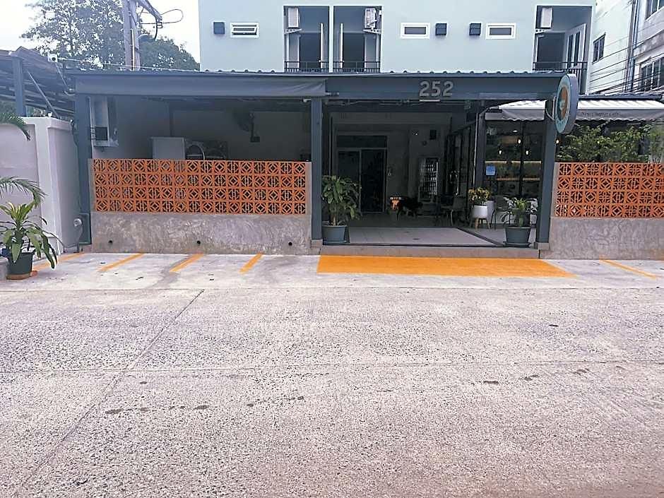 Aree House Poshtel Hotel 3*